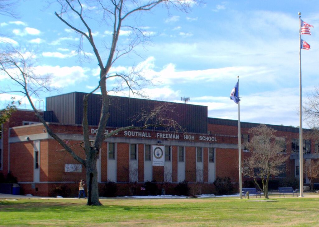 ΗΠΑ: Τραυματίες και ένας νεκρός από πυροβολισμούς σε γυμνάσιο της Ουάσινγκτον – Συνελήφθη ο δράστης (φωτό, βίντεο)