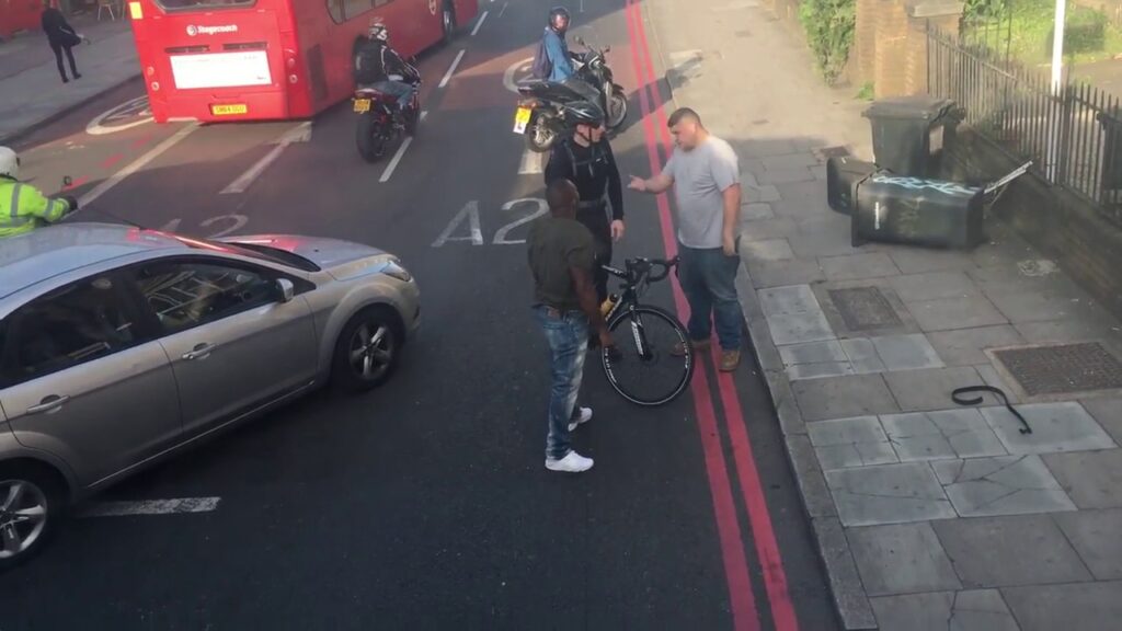 Βίντεο: Άγριο ξύλο οδηγών στη μέση του δρόμου!