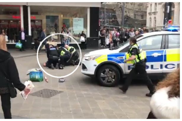 Βίντεο: Αστυνομικοί συλλαμβάνουν τον ύποπτο που κρατούσε μαχαίρι στο Μπέρμιγχαμ