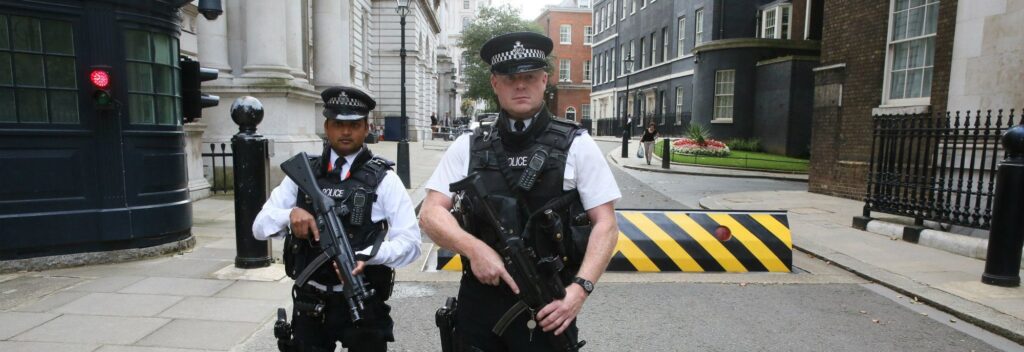 Σύλληψη ύποπτου άνδρα στο Μπέρμινχαμ – Ήταν ντυμένος στα μαύρα και κρατούσε μαχαίρι (βίντεο)