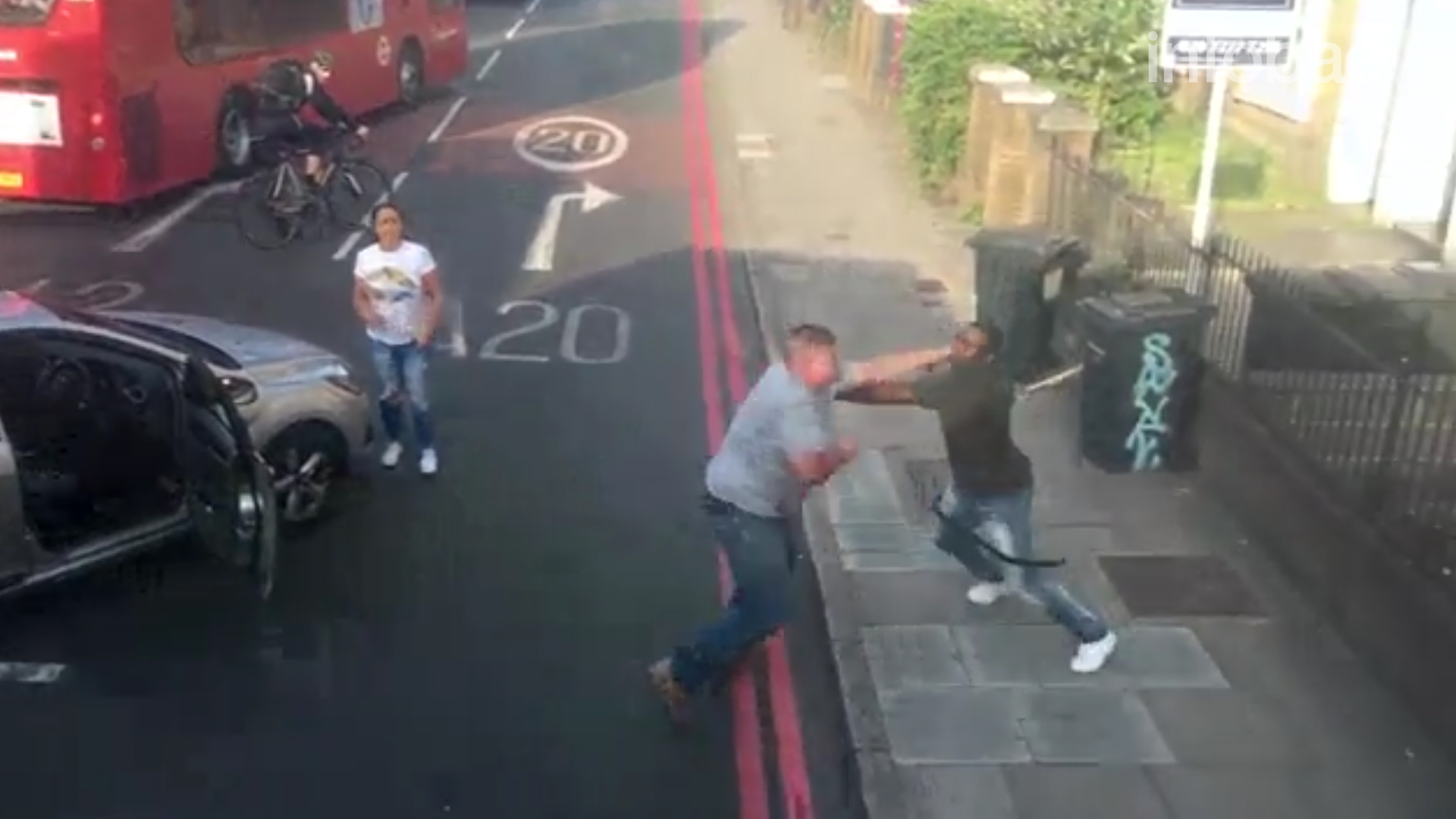 Βίντεο: Άγριο ξύλο στους δρόμους