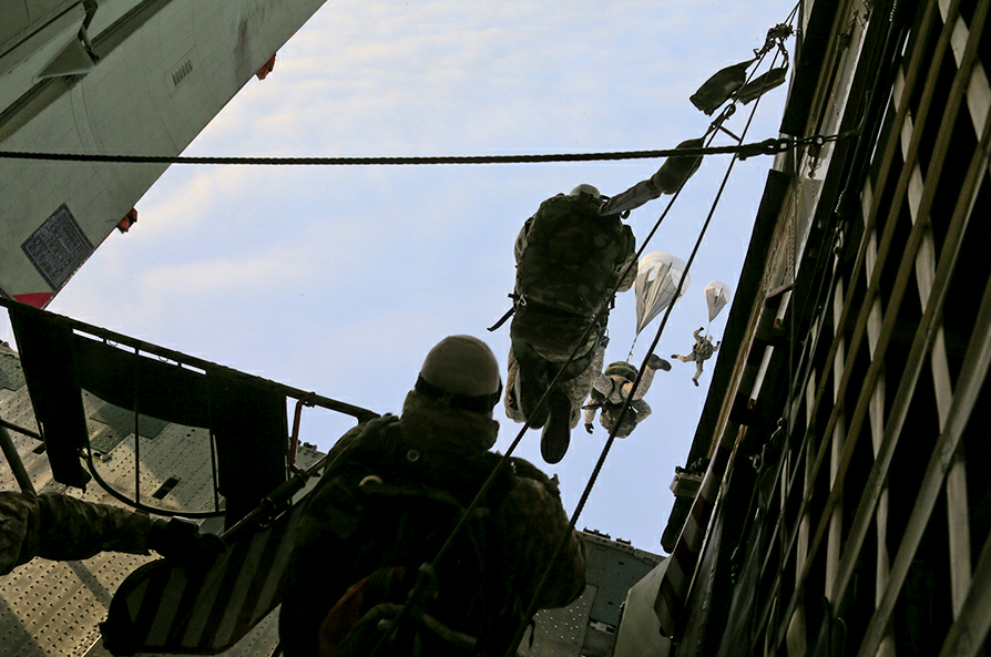 Zapad 2017: Εκπληκτικά πλάνα από μαζικές ρίψεις αλεξιπτωτιστών (βίντεο)