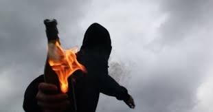 Επεισόδια στα γραφεία του Λαϊκού Συνδέσμου στην λεωφόρο Μεσογείων- Ομάδα ατόμων πέταξαν βόμβες μολότοφ (φωτό, βίντεο)