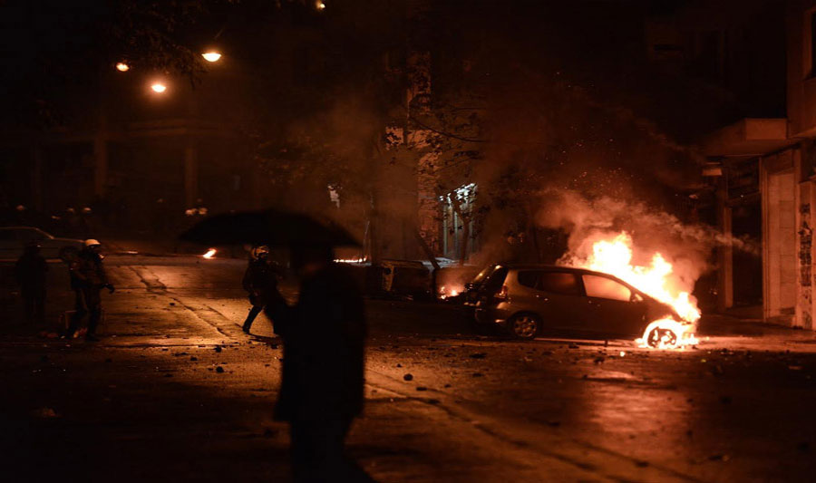 Άγριες συμπλοκές της αστυνομίας και φίλων της ΑΕΚ στο Περίστερι (φωτό)