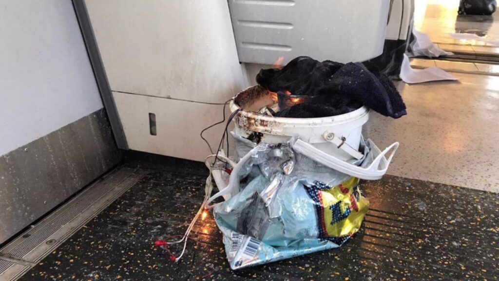 Βρετανία: Κάμερες ασφαλείας φαίνεται πως βρήκαν τον δράστη της επίθεσης στο μετρό (βίντεο)