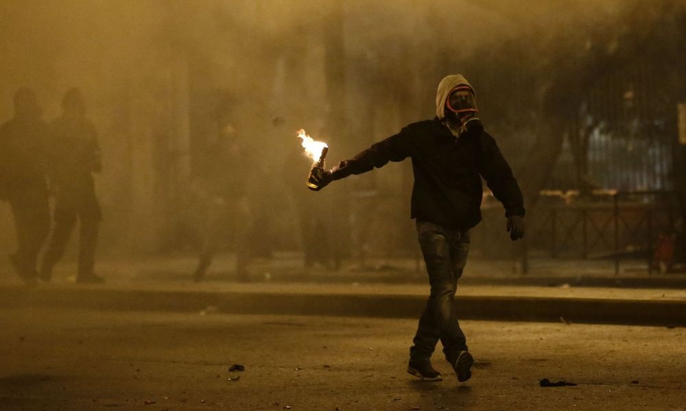 Δραπετσώνα: Αναρχικοί επιτέθηκαν σε συνεργείο τηλεοπτικού σταθμού (φωτό)