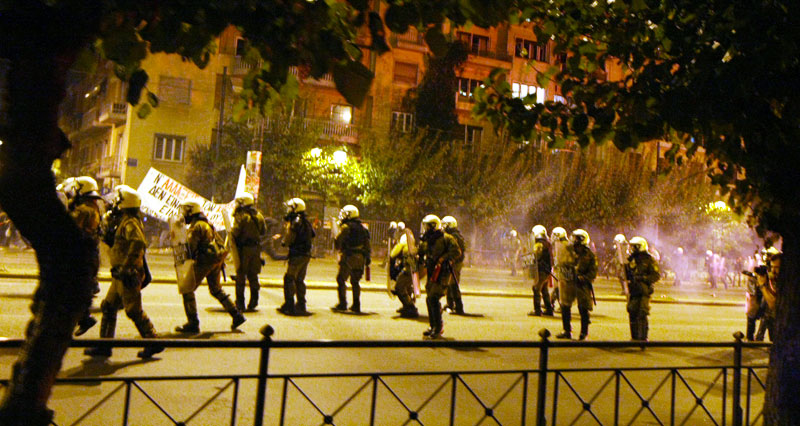 Πάτρα: Κουκουλοφόροι έσπασαν τζαμαρίες σε πορεία για τον Π.Φύσσα (φωτό)