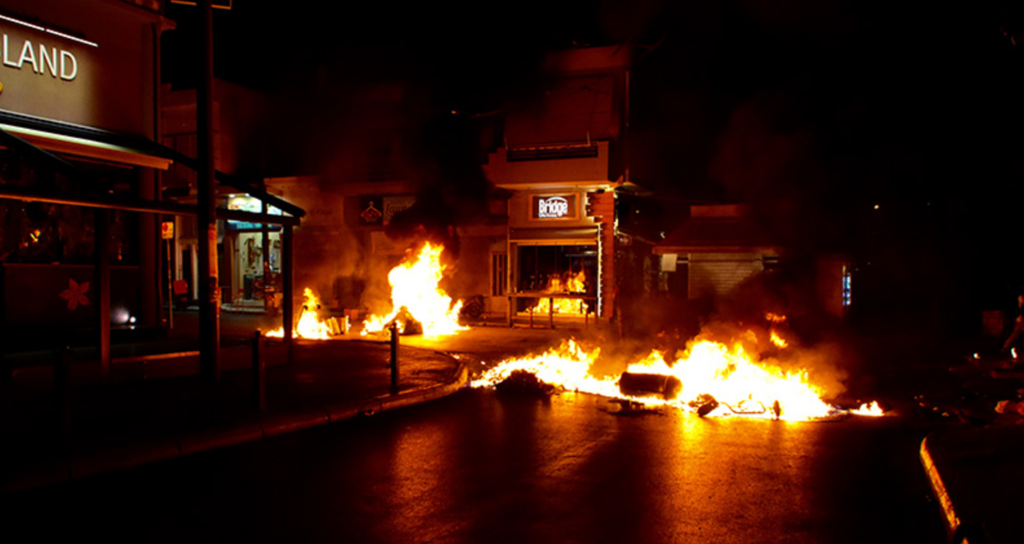 Σοβαρά επεισόδια και τραυματισμοί σε όλη τη χώρα στις πορείες για τον Παύλο Φύσσα (φωτό,βίντεο)