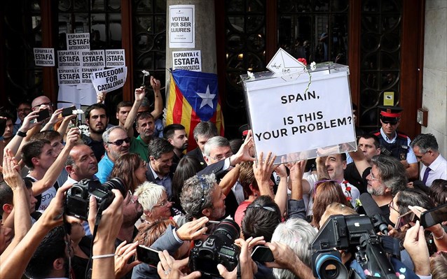 Σοβαρά επεισόδια στην Καταλωνία; Διαδηλωτές εναντίον ισπανικής Αστυνομίας (βίντεο)