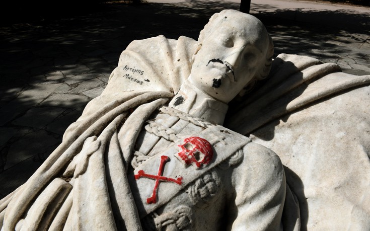 Άγνωστοι βανδάλισαν το το άγαλμα του Αλέξανδρου Υψηλάντη στο Πεδίον του Αρεως (φωτό)