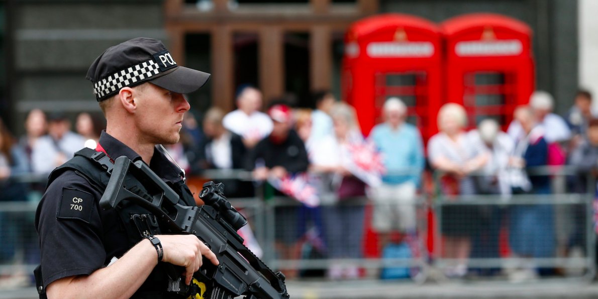 Μεγάλη αστυνομική κινητοποίηση λόγω ύποπτου πακέτου στο Λονδίνο – Λάθος συναγερμός τελικά (βίντεο)