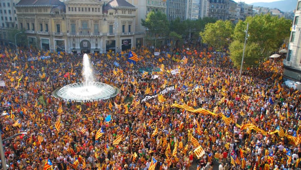 Πολεμικό το κλίμα στην Καταλονία: Η κεντρική κυβέρνηση στέλνει στρατό κατά των αποσχιστών (φωτό, βίντεο)