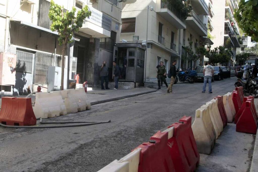 Αναρχικοί επιτέθηκαν στο αστυνομικό τμήμα Εξαρχείων με εμπρηστικές βόμβες (upd)