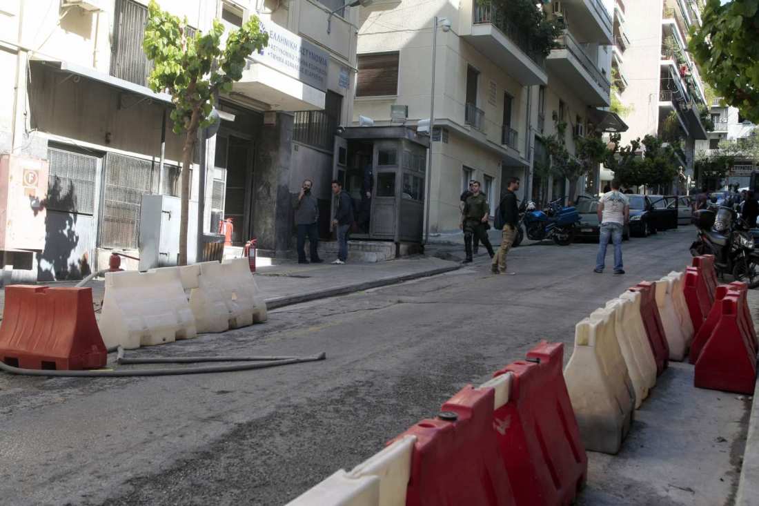 Αναρχικοί επιτέθηκαν στο αστυνομικό τμήμα Εξαρχείων με εμπρηστικές βόμβες (upd)