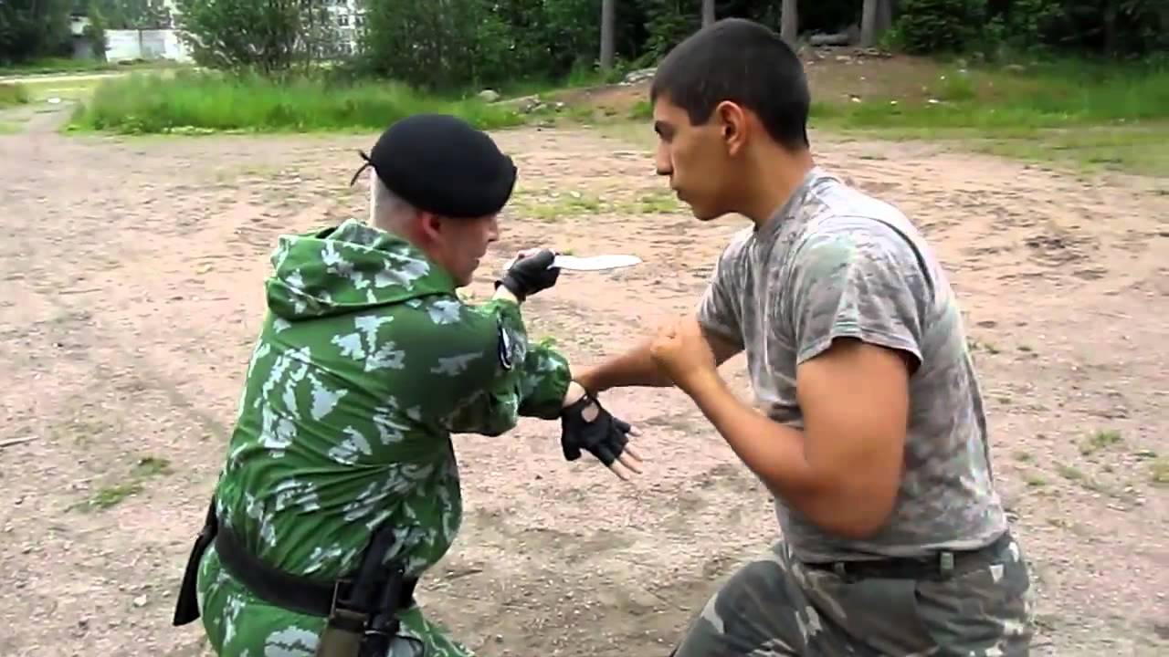 Βίντεο: Επίδειξη μαχαιριού από έναν Ρώσο Spetsnaz και έναν Αμερικανό Marine -Learn from the best