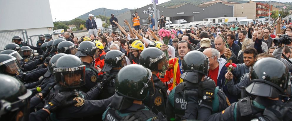 Καταλονία: Διαδηλωτές απωθούν αστυνομικούς μετά από συγκρούσεις