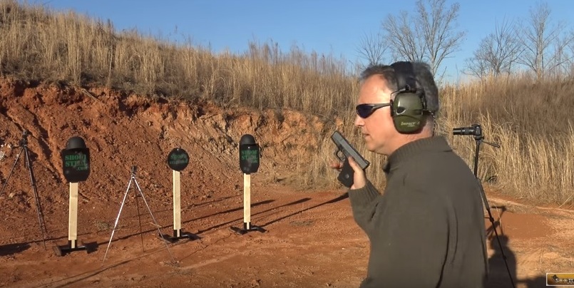 Πόσο αντέχει ένα αλεξίσφαιρο κράνος σε βολές από πιστόλια; (βίντεο)