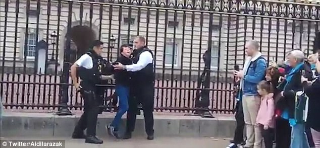 Βίντεο: Γυναίκα προσπάθησε να σκαρφαλώσει τα κάγκελα στο παλάτι του Μπάκιγχαμ