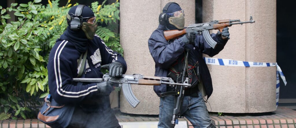 Βίντεο: Πως πρέπει να δράσετε για να επιβιώσετε από μια τρομοκρατική επίθεση;