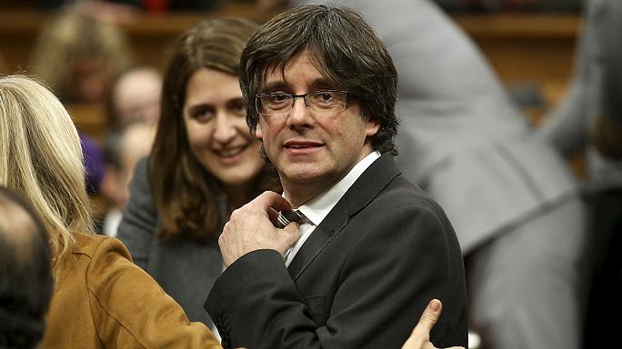 El Pais: «Ο Πουτζδεμόντ ανακήρυξε ανεξαρτησία και αμέσως μετά την ακύρωσε»