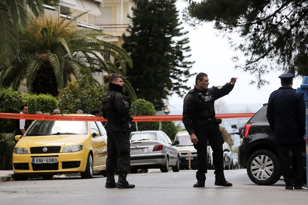 Παλαιό Φάληρο: Βρέθηκε καμένο το κλεμμένο αυτοκίνητο που οι δράστες χρησιμοποίησαν για τη ληστεία του μίνι μάρκετ (φωτό)