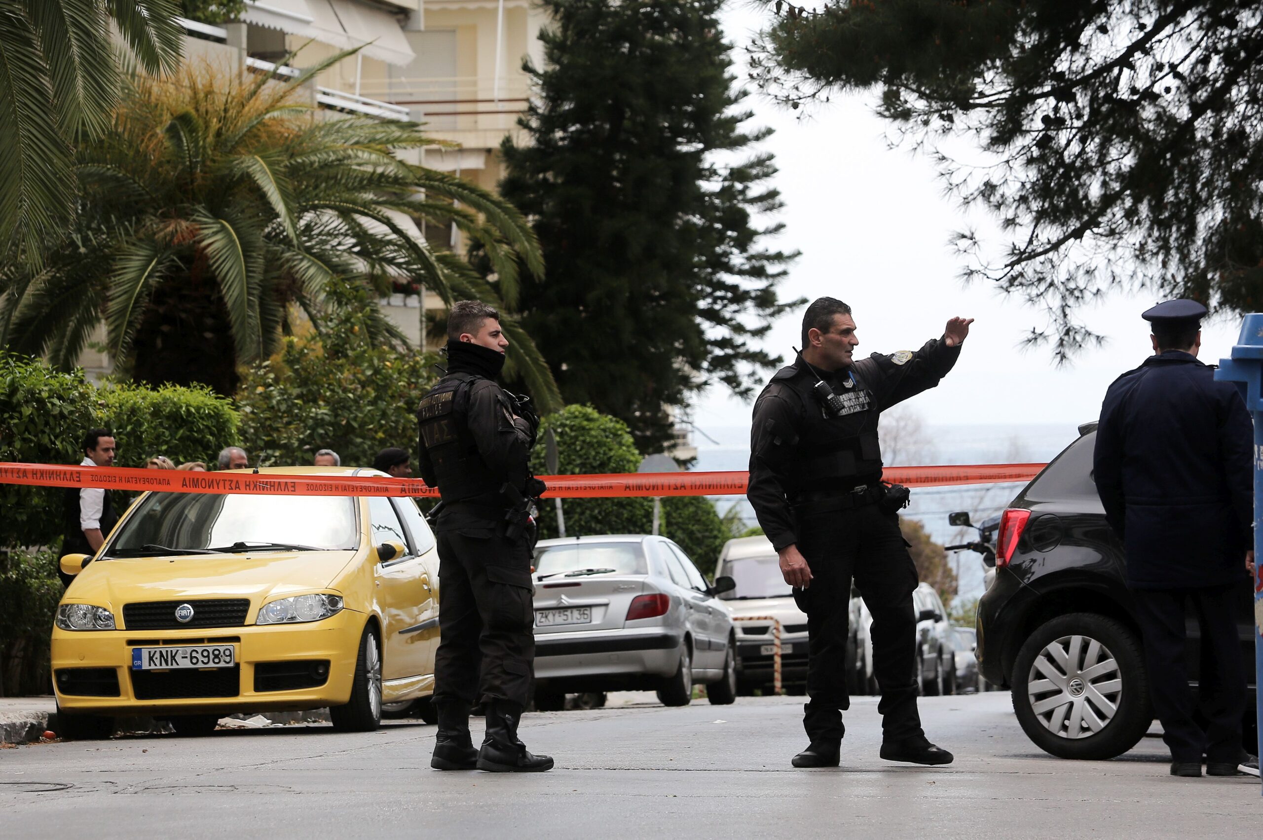 Παλαιό Φάληρο: Βρέθηκε καμένο το κλεμμένο αυτοκίνητο που οι δράστες χρησιμοποίησαν για τη ληστεία του μίνι μάρκετ (φωτό)