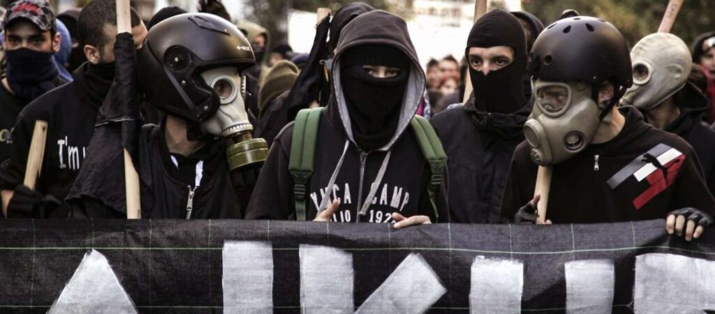 Η στιγμή του «ντου» των αναρχικών στον συμβολαιογραφικό σύλλογο εφετείου Αθηνών (φωτό, βίντεο)