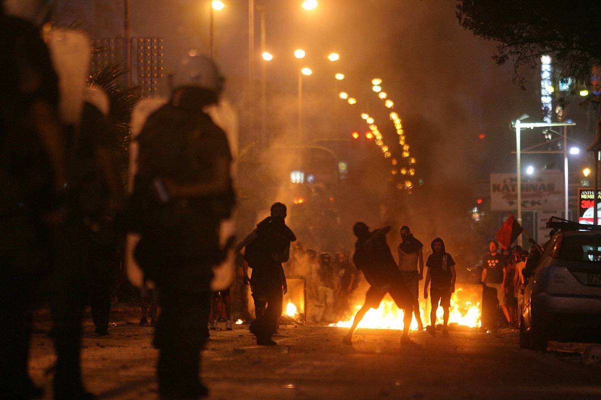 Νέα επίθεση αναρχικών κατά των ΜΑΤ στα Εξάρχεια