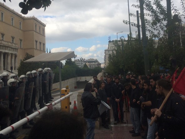 Ένταση έξω από την Βουλή: Φοιτητές επιχείρησαν να κάνουν «έφοδο» στο προαύλιο (βίντεο)