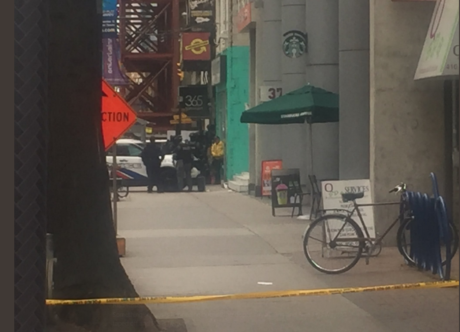 Καναδάς: Οπλισμένος άνδρας κρατά ομήρους σε κατάστημα που πουλά ινδική κάνναβη (φωτό)