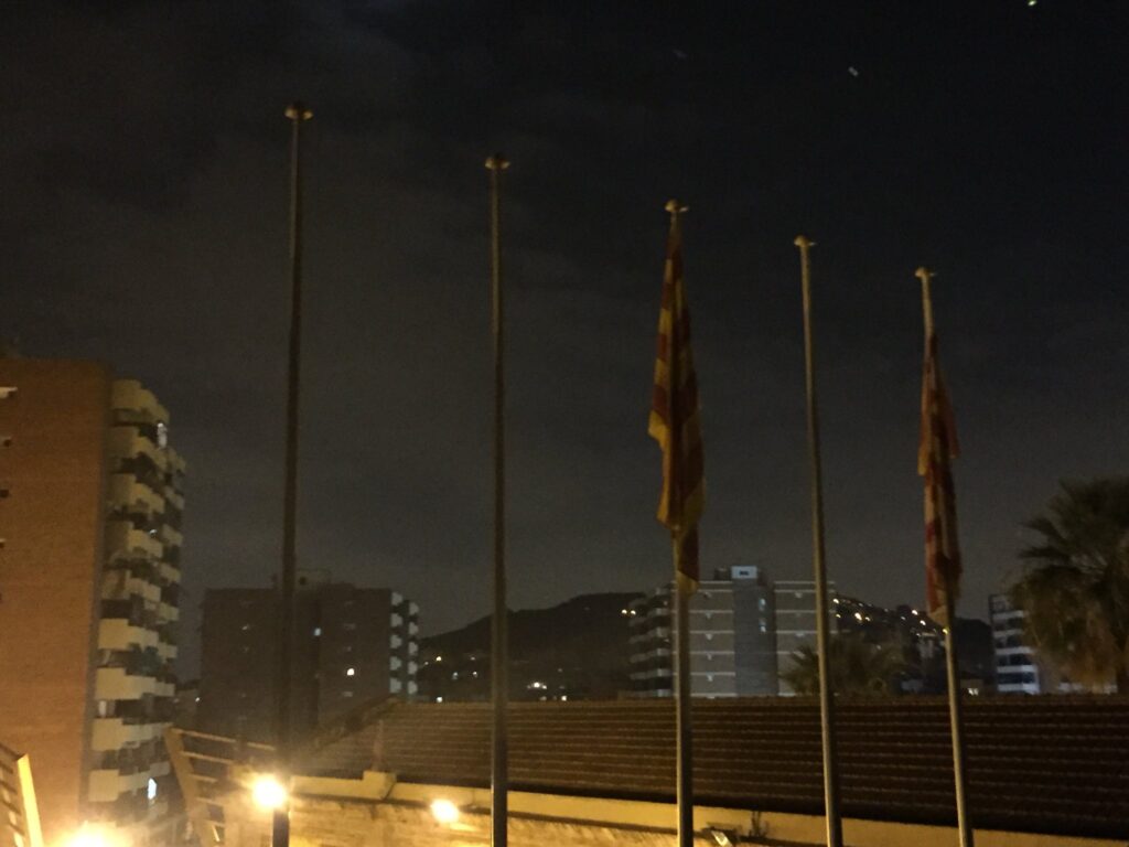 Καταλονία: Υποστέλλουν τις σημαίες της Ισπανίας και της ΕΕ