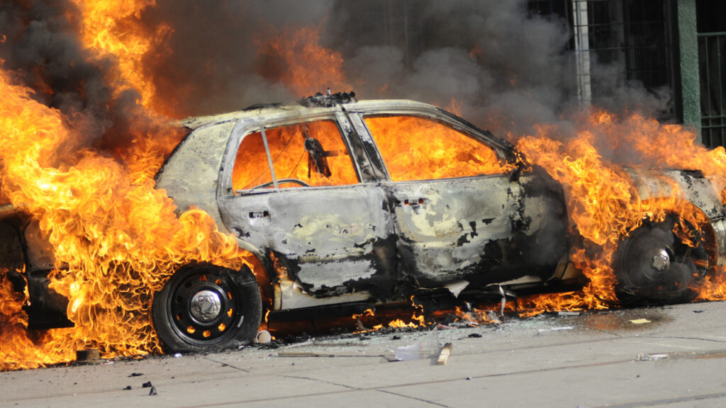 Πάτρα: Πέντε οχήματα τυλίχθηκαν στις φλόγες – Φόβοι για επιστροφή του μανιακού εμπρηστή