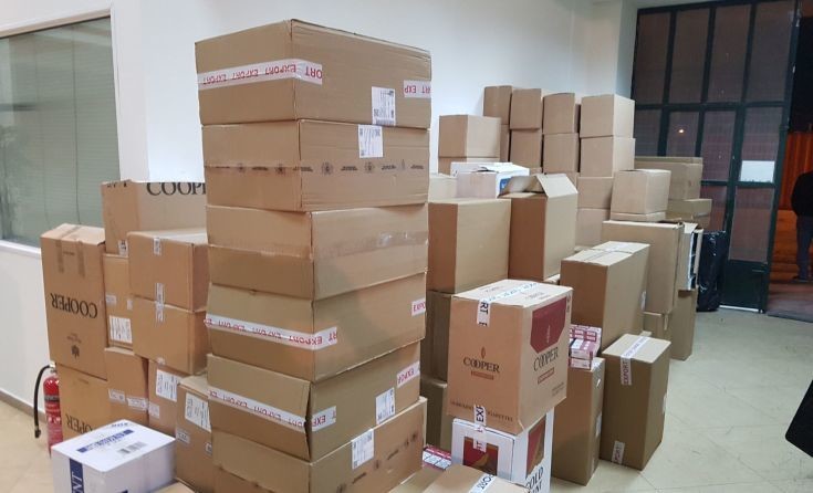 Σύλληψη 5 ατόμων με 1.332.582 λαθραία τσιγάρα από το Λιμεναρχείο Πειραιά (φωτό)