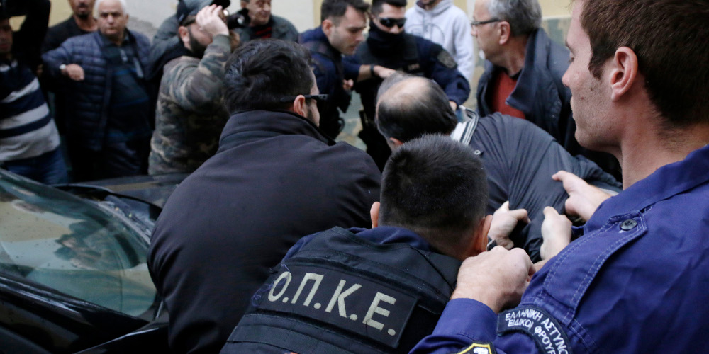 Προσπάθησαν να λιντσάρουν τον δολοφόνο της Δώρας: «Θάνατος, θάνατος» φώναζε το πλήθος