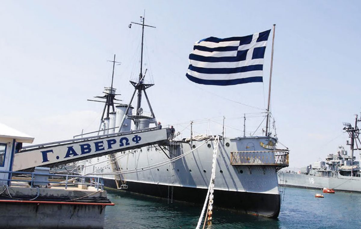 Μέλος του πληρώματος του «Γ. Αβέρωφ» έσωσε 25χρονο που έπεσε στη θάλασσα στο λιμάνι!