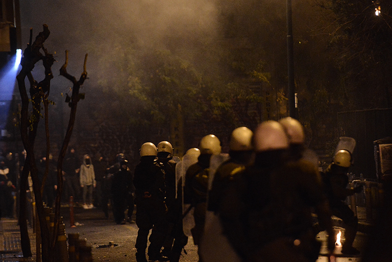 Σοβαρά επεισόδια και στη Θεσσαλονίκη έξω από το ΑΠΘ
