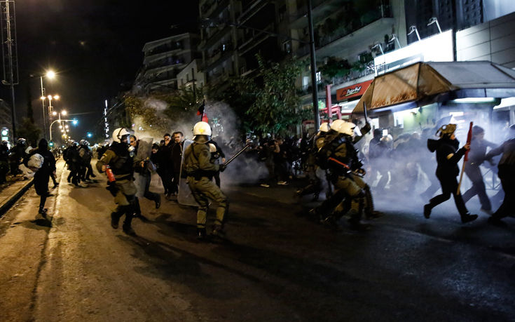 Συγκρούσεις αναρχικών και δυνάμεων ασφαλείας μετά τη λήξη της πορείας για το Πολυτεχνείο – Εμπρησμοί στα Εξάρχεια