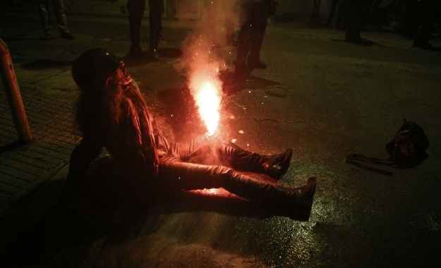 Ανακοινωθέν του «Ευαγγελισμού» για την τραυματία από τη φωτοβολίδα: «Διασωληνώμενη, σε σοβαρή κατάσταση»