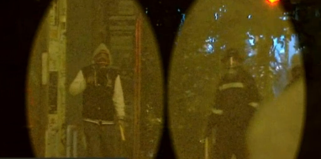 Δείτε τους κουκουλοφόρους που αναζητά η ΕΛ. ΑΣ. ως υπεύθυνους για την φωτοβολίδα που τραυμάτισε την δικηγόρο