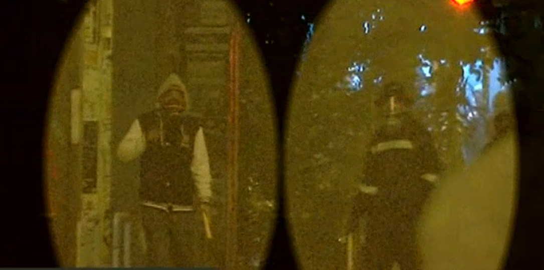 Δείτε τους κουκουλοφόρους που αναζητά η ΕΛ. ΑΣ. ως υπεύθυνους για την φωτοβολίδα που τραυμάτισε την δικηγόρο