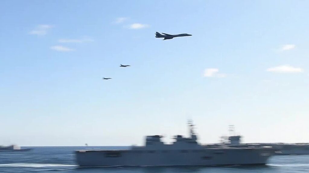 Σπάνιο βίντεο: Χαμηλές πτήσεις B-1 και F-18 πάνω από την αρμάδα 3 αεροπλανοφόρων των ΗΠΑ στον δυτικό Ειρηνικό Ωκεανό