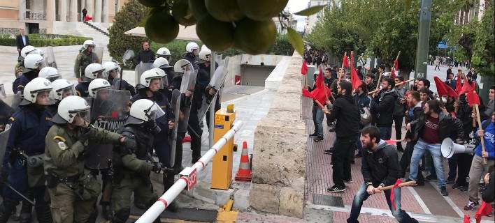 Ξύλο και στην Βουλή: Φοιτητές επιχείρησαν να εισβάλουν και τους σταμάτησαν τα ΜΑΤ (βίντεο)