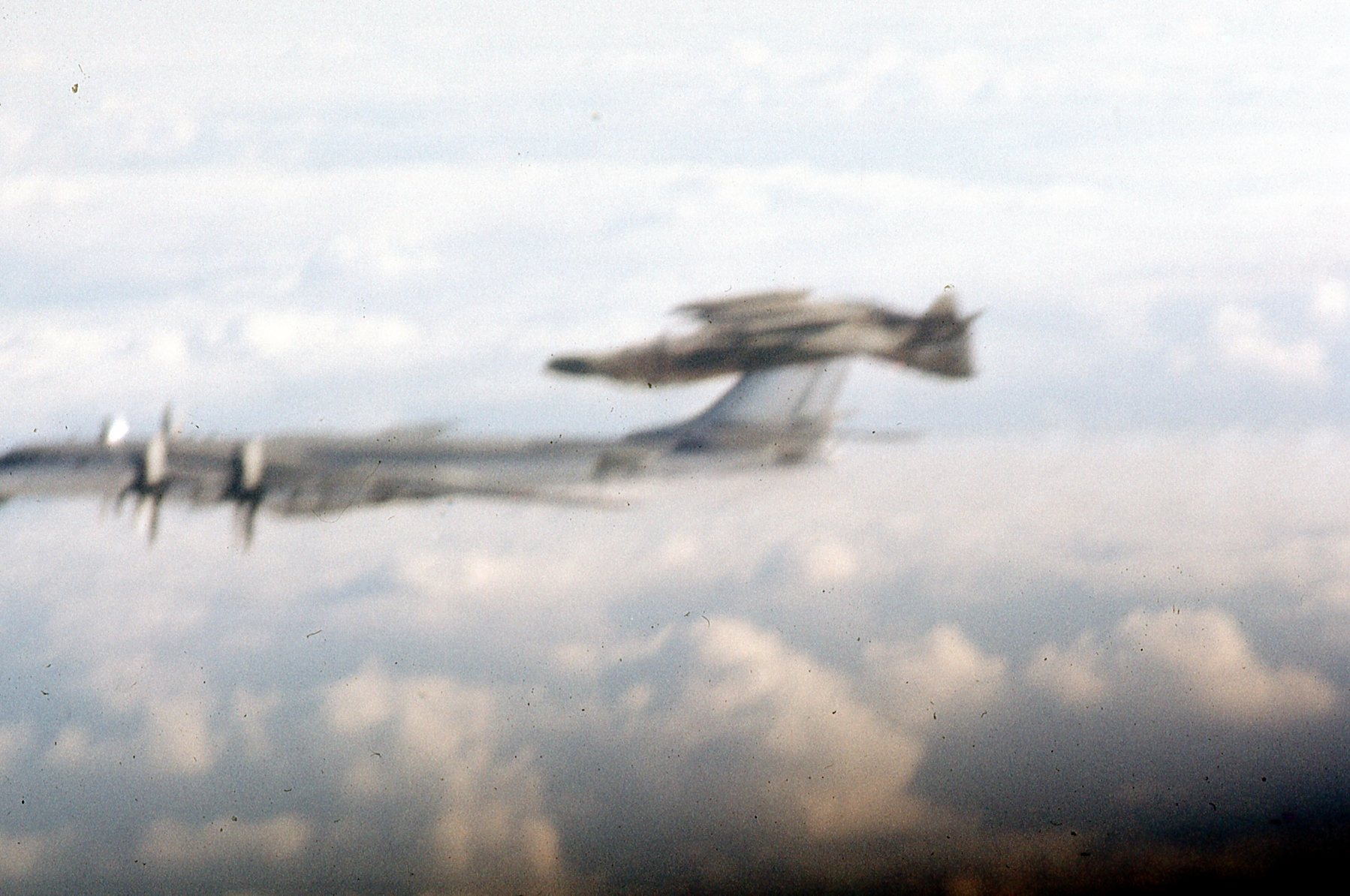 Λύθηκε το «μυστήριο» του ανεστραμμένου F-4C πάνω από ένα Tu-95 -Τι είπε ο πιλότος που πήρε τη φωτογραφία