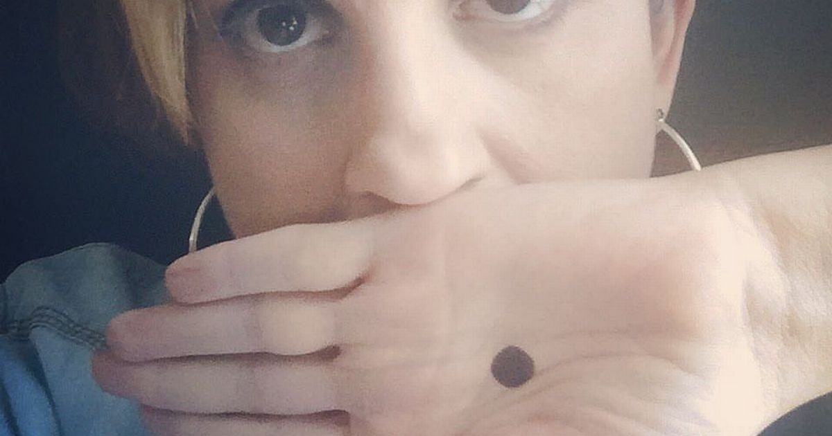 Γιατί άμα δείτε μαύρη κηλίδα στην παλάμη πρέπει να καλέσετε την Αστυνομία