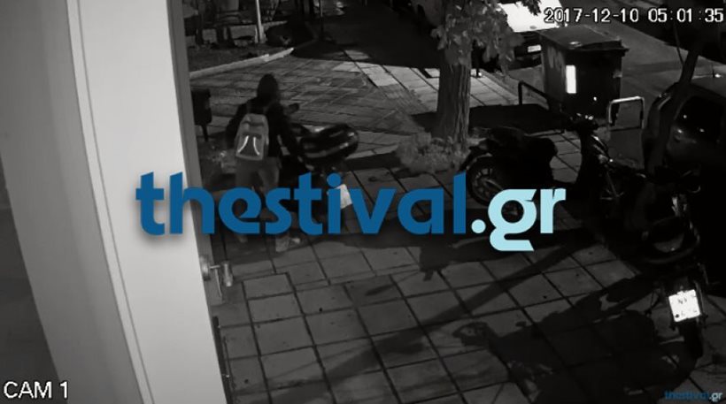 Βίντεο: Κλέβει μηχανή από πυλωτή σε 20 δευτερόλεπτα!