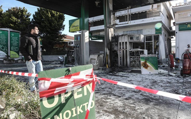 Καρέ-καρέ η τοποθέτηση των εκρηκτικών στο βενζινάδικο στην Ανάβυσσο από αγνώστους!