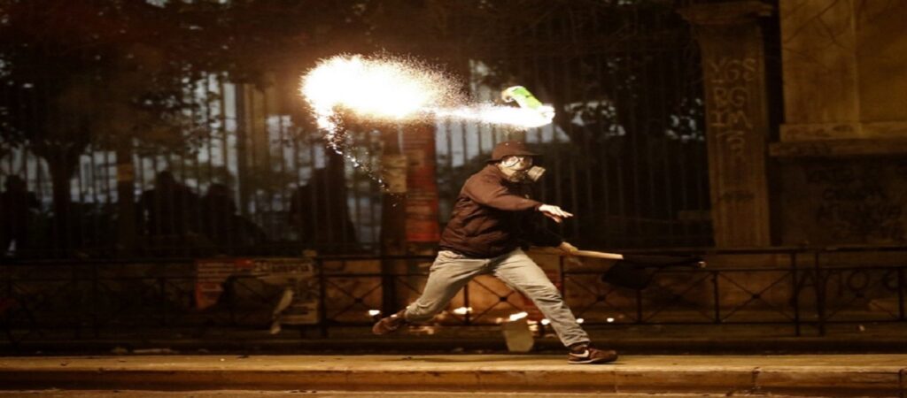 Νυχτερινή «επιδρομή» αναρχικών στην περιοχή του Πολυτεχνείου