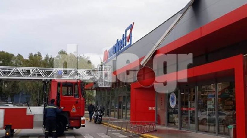 Πάτρα: Έφυγε στον αέρα στέγαστρο από κτίριο του παλαιού μηχανοστασίου του ΟΣΕ (φωτό, βίντεο)