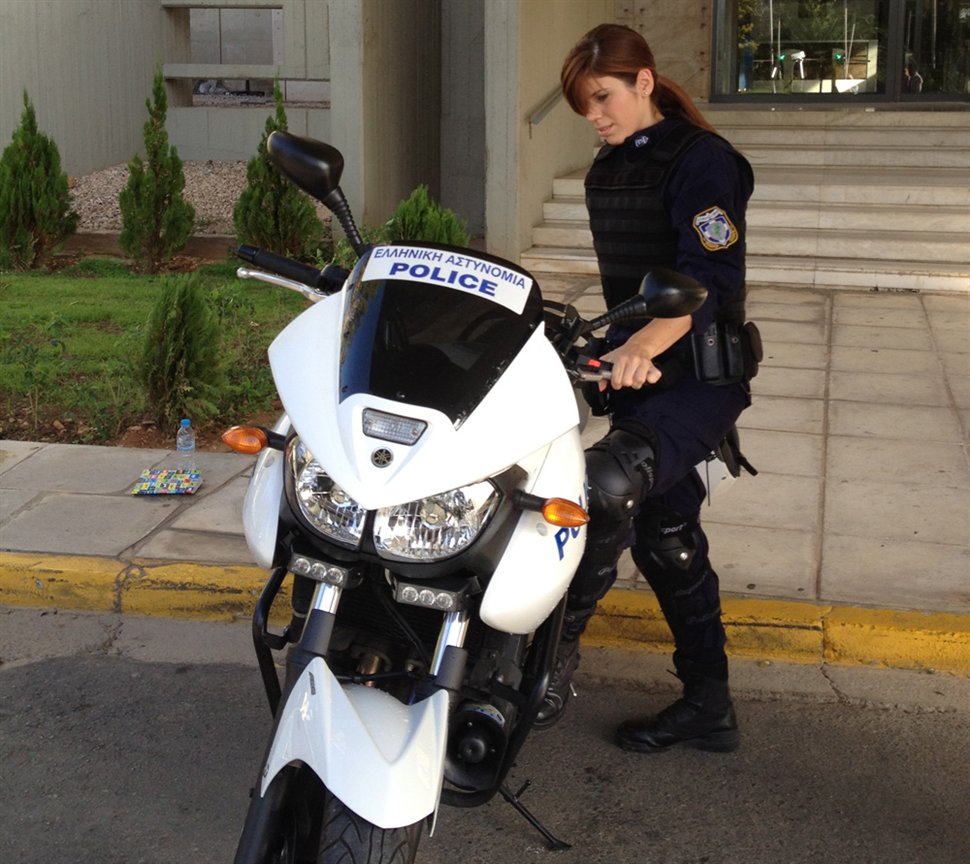 Οι «Αμαζόνες» της Ελληνικής Αστυνομίας – Βάρδια στις δύο ρόδες (βίντεο)