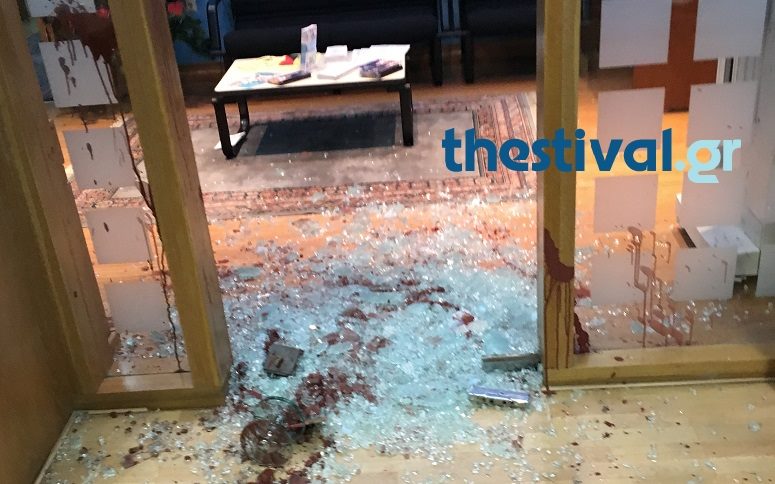 Κουκουλοφόροι διέλυσαν την πρυτανεία του ΠΑΜΑΚ – Έσπασαν τζαμαρίες και έριξαν μπογιές (φωτό)